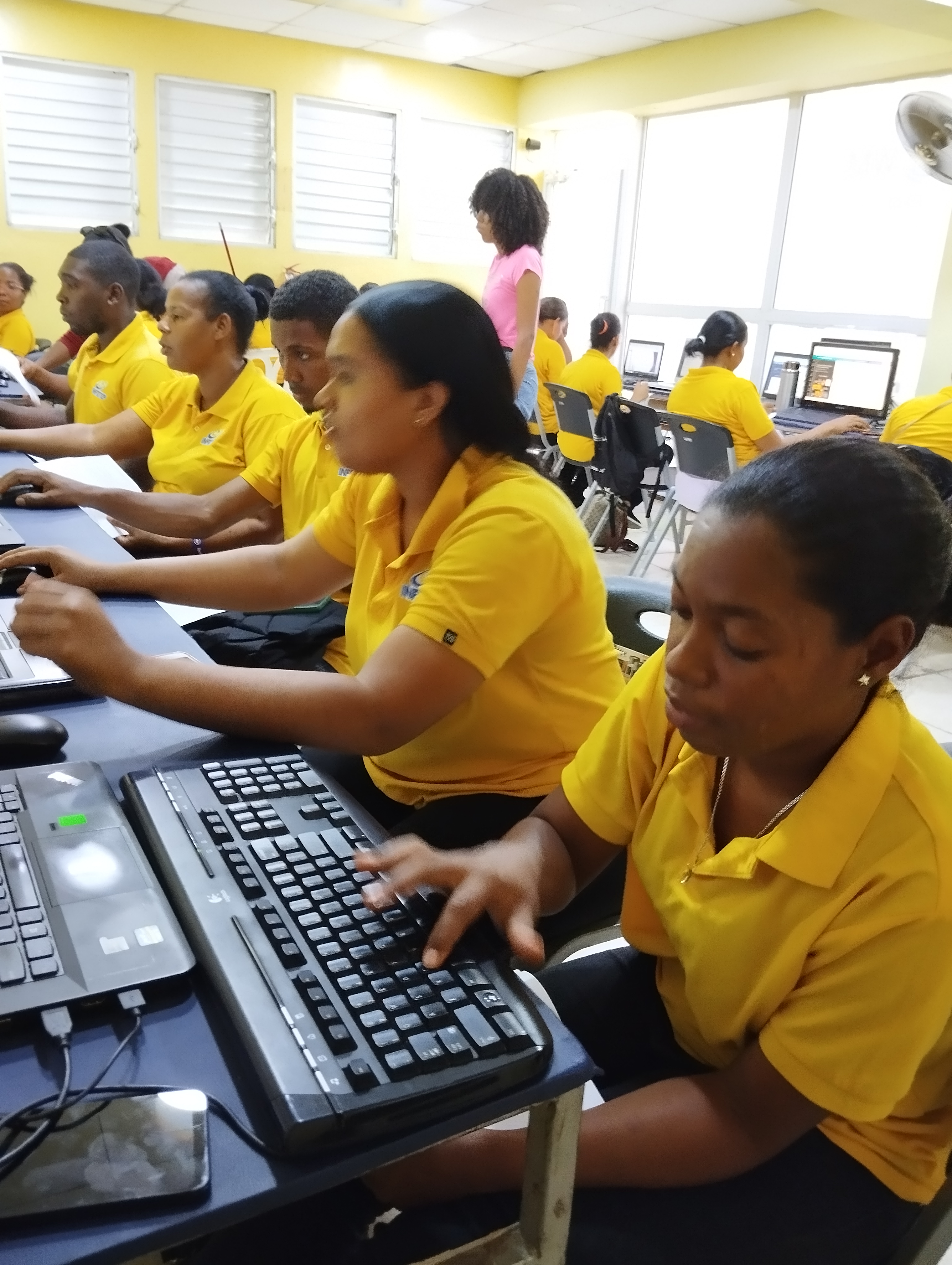 Estudiante trabajando en una computadora